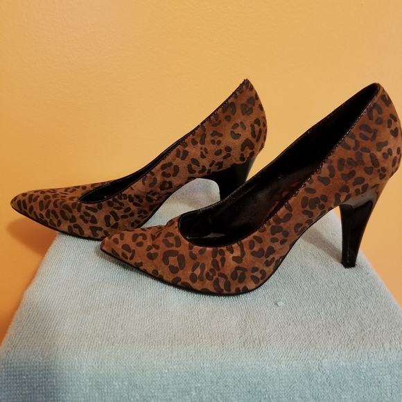 Dana Buchman Leon print pumps - Picture 7 of 8